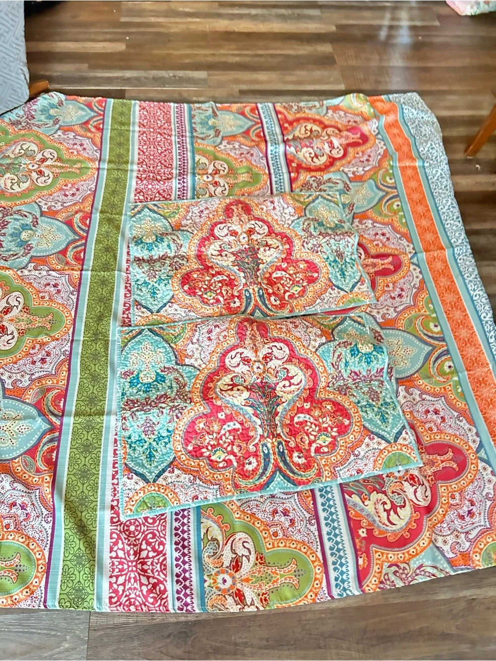 Better Homes & Gardens Shower Curtain 70x72 2 quilted pillow shams to Match